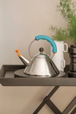Alessi Kettle 9093/1, 1 l, Hellblau -Dekohaus Verkauf 0005 9093 1 LAZ 2x3 A4 3500pxl