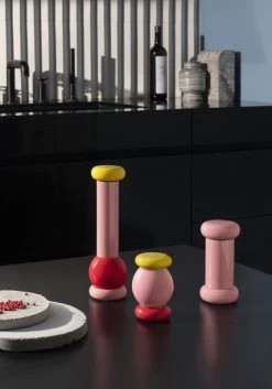 Alessi Sottsass Gewürzmühle, Groß, Rot – Rosa – Gelb -Dekohaus Verkauf 07 Alessi 21 1 2021 19533 V 20210430 1