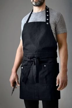 The Organic Company Creative And Garden Schürze, Schwarz -Dekohaus Verkauf 1031 100 Creative And Garden Apron Black Lifestyle 01
