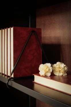 Wire Buchstütze, Dreieckig, Schwarz -Dekohaus Verkauf A5572 kolmio musta rekvi Lundia