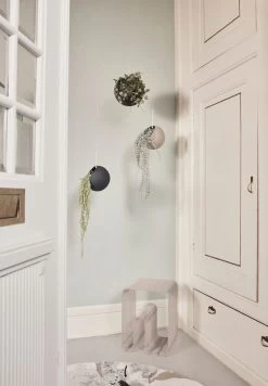 AYTM Globe Blumentopf Zum Aufhängen, Groß, Schwarz - Gold 13 AYTM Globe Blumentopf Zum Aufhängen, Groß, Schwarz - Gold -Dekohaus Verkauf AYTM 04 401 1