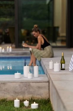 Outdoor LED-Stumpenkerze, 7,8 X 12,8 cm, Weiß -Dekohaus Verkauf All Outdoor Candles Outside by a Pool large 1