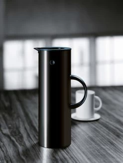 Stelton EM77 Isolierkanne, 1,0 L, Schwarz -Dekohaus Verkauf Atelton EM77 LS 930