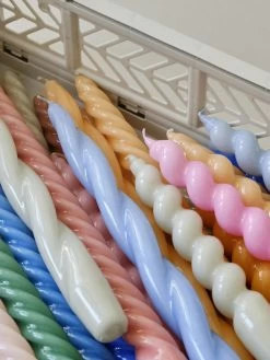 Hay Long Twist Kerzen, 6 Stück, Dunkler Pfirsich, Dunkelrosa, Hellro -Dekohaus Verkauf Candle family 01