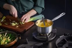 Fiskars All Steel Stieltopf, 1,5 L -Dekohaus Verkauf FI Fiskars All Steel Sauce pan 15L Environment 01