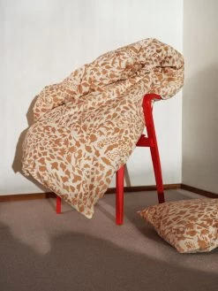 Iittala OTC Cheetah Bettbezug-Set, 150 × 210 cm, Braun -Dekohaus Verkauf Iittala 2022 Oiva Toikka Cheetah duvet 01