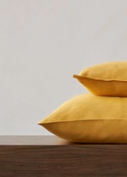 Menu Mimoides Kissen, 40 × 40 cm, Ocker -Dekohaus Verkauf MENU Mimoides Pillow 1