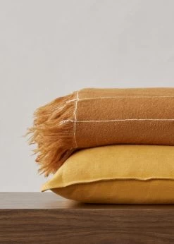 Menu Mimoides Kissen, 40 × 40 cm, Ocker -Dekohaus Verkauf MENU Mimoides Pillow Battus Throw 2