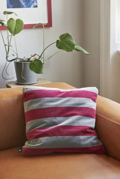 Hay Botanical Family Blumentopf Mit Untersetzer, L, Salbeigrün -Dekohaus Verkauf Mags Soft Low silk cognac Soft Stripe Cushion fuchsia Botanical Family dusty green