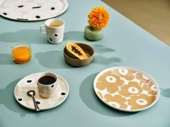 Marimekko Oiva – Unikko Teller 25 Cm, Weiß – Beige -Dekohaus Verkauf Marimekko home lookbook 20200874 HIRES copy