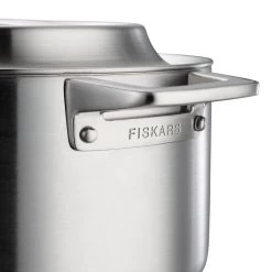 Fiskars Norden Kasserolle, Stahl, 5 l, Unbeschichtet -Dekohaus Verkauf Norden steel casserole detail handle attachment 1