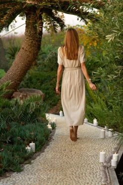 Outdoor LED-Stumpenkerze, 7,8 X 7,8 cm, Weiß -Dekohaus Verkauf Outdoor Candles lady walking on path large