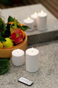 Outdoor LED-Stumpenkerze, 7,8 X 12,8 cm, Weiß -Dekohaus Verkauf Outdoor Candles remote fruit on stone table large