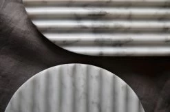 Northern Podium Brett, 90 cm, Marmormischung, Weiß -Dekohaus Verkauf Podium white closeup Northern ph PO Solvberg High res 1