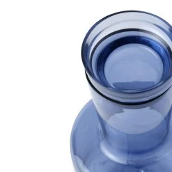 Muuto Raise Karaffe, Indigoblau -Dekohaus Verkauf Raise carafe indigo detail Muuto 5000x5000 hi res