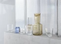 Muuto Raise Karaffe, Ockergelb -Dekohaus Verkauf Raise carafe ochre glass indigo ochre clear muuto org 1