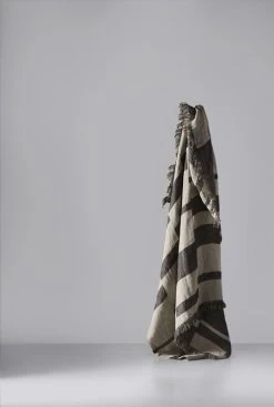 Oras Decke, 140 x 190 Cm, Schwarz – Natur -Dekohaus Verkauf anno SS21 oras throw linen black natural hires