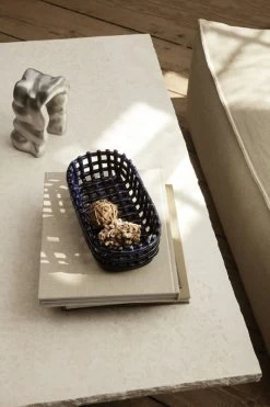 Ferm LIVING Ceramic Korb, Oval, Blau -Dekohaus Verkauf fermLIVING AW21 CeramicBasketOvalBlue MorfSculpture image