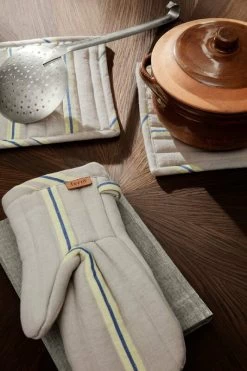 Ferm LIVING Hale Ofenhandschuh, Austernbeige - Zitronengelb - Leuchtendes Bl -Dekohaus Verkauf fermLIVING SS22 HaleOvenMitt HalePotHolders image 1