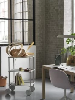 Muuto Story Pinnwand, Kork -Dekohaus Verkauf flow trolley 3 layer grey workshop table oak warm grey fiber side swivel twill weave 620 story pinboard linear pendant muuto org