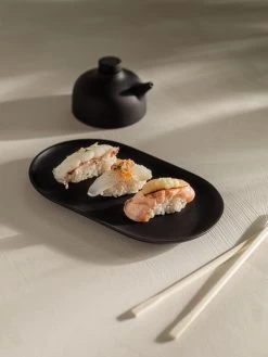 Design House Stockholm Sand Secrets Teller, Oval, 20 Cm, Schwarz -Dekohaus Verkauf image2 2719 1000 SandSecretOvalPlateBlack Lifestyle