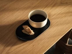 Design House Stockholm Sand Secrets Teller, Oval, 20 Cm, Schwarz -Dekohaus Verkauf image3 2719 1000 SandSecretOvalPlateBlack Lifestyle