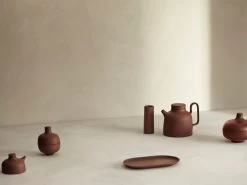 Design House Stockholm Sand Secrets Sojakännchen, Rot 13 Design House Stockholm Sand Secrets Sojakännchen, Rot -Dekohaus Verkauf image4 2720 4100 2716 4100 SandSecretGroup Lifestyle