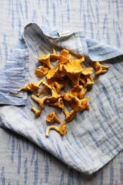 Osmankäämi Tischdecke/Überwurf, 145 x 200 cm, Leinen - Blau -Dekohaus Verkauf lapuankankurit osmankaami tablecloth blanket and towel napkin linen rainy blue 2 1 1