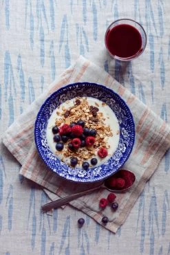 Osmankäämi Handtuch/Serviette, Grau - Zimtbraun -Dekohaus Verkauf lapuankankurit osmankaami tablecloth blanket linen rainy blue and towel napkin grey cinnamon 1