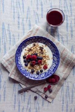Osmankäämi Tischdecke/Überwurf, 145 x 200 cm, Leinen - Blau -Dekohaus Verkauf lapuankankurit osmankaami tablecloth blanket linen rainy blue and towel napkin grey cinnamon