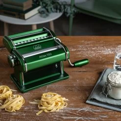 Marcato Atlas 150 Nudelmaschine, Grün -Dekohaus Verkauf marcato atlas green pasta maker in use borough kitchen ba7f70d7 de32 4ae0 b38d 184b204680fe 1296x